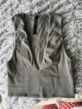 Urban Outfitters Ribbed V-Neck Crop Top - Grey
